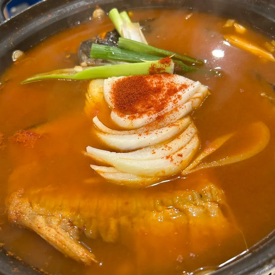 얼큰한 국물의 매운탕 냄비