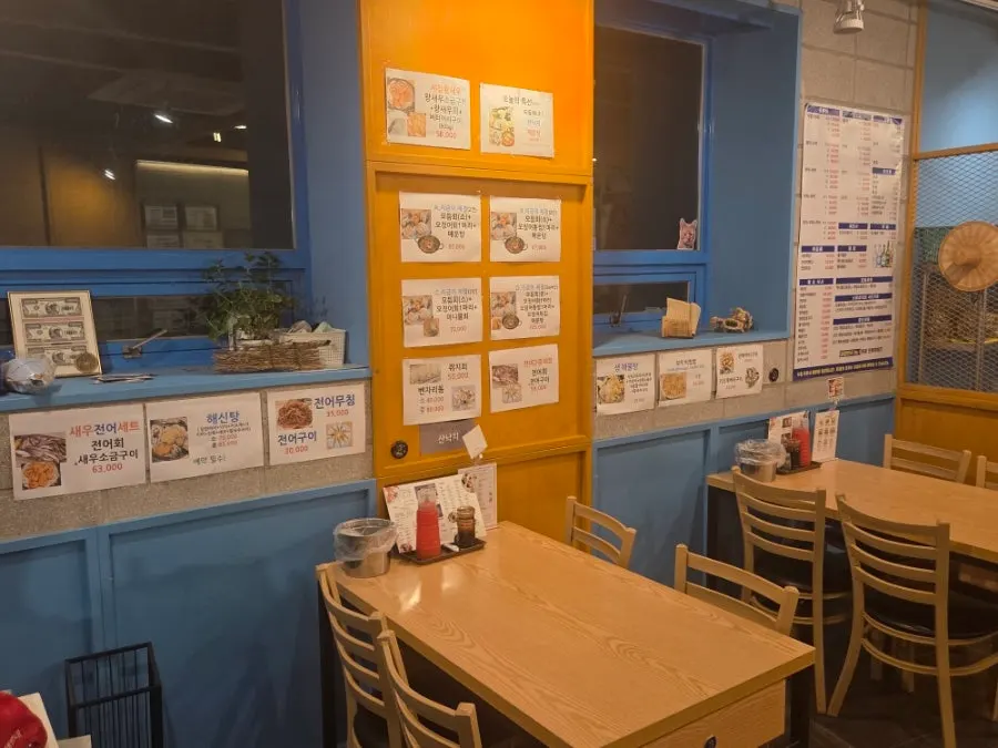 Interior table seating at Eosa Chulto Hongdae Branch