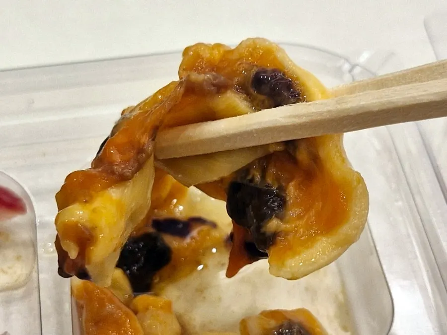 숙소 테이블에 차린 모듬회와 반주