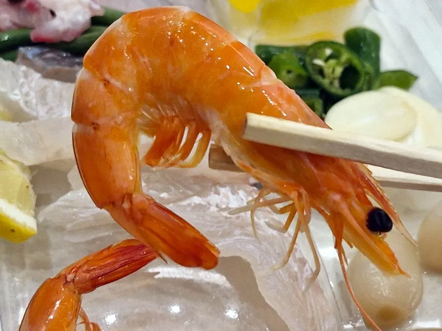 두툼하게 썰린 제철 회 한 점