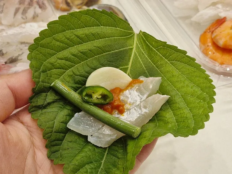 전복 참골뱅이 멍게 새우가 담긴 해산물 구성
