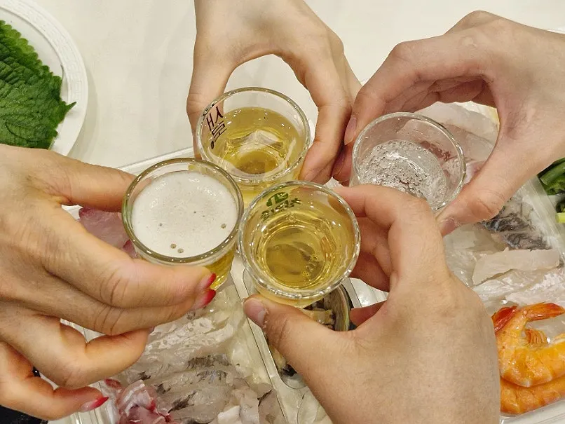 깻잎에 회를 올려 쌈으로 먹는 모습