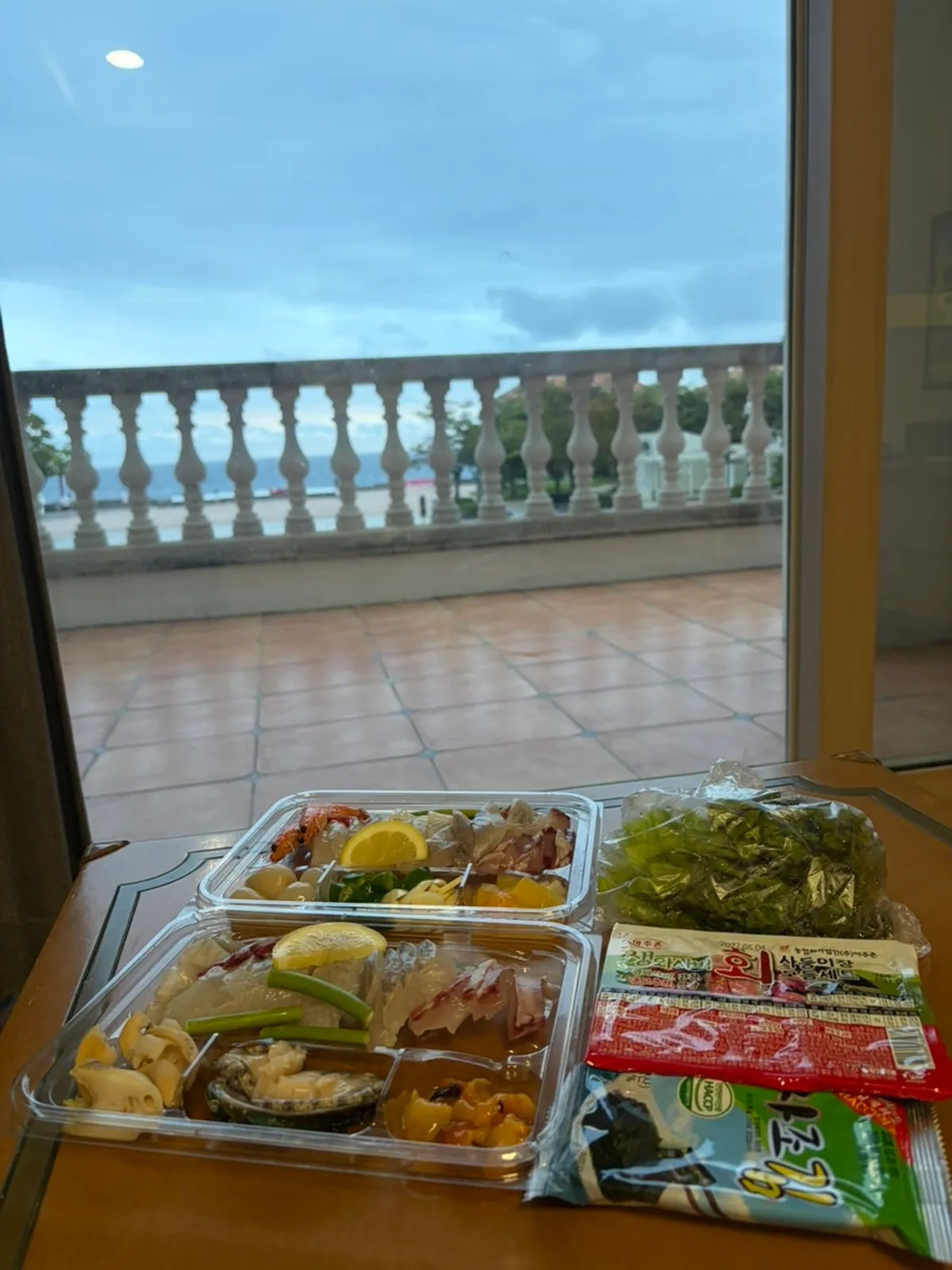 Assorted sashimi eaten for dinner at a Yangyang lodging