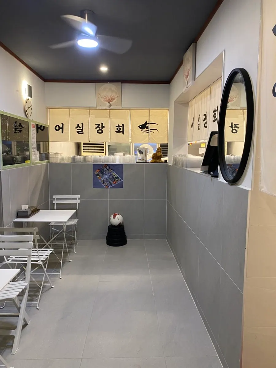 注文した刺身を準備中のオシルジャン刺身持ち帰り店舗