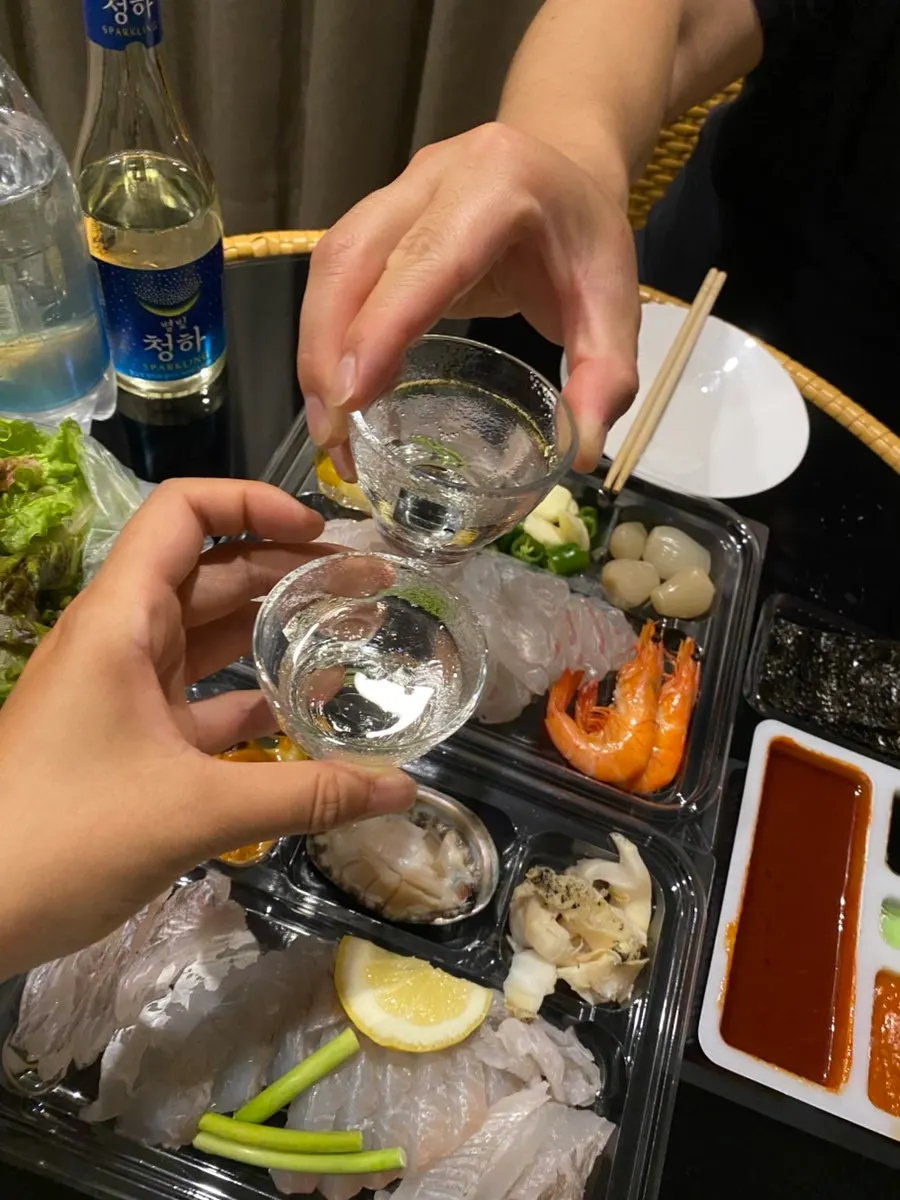 宿泊先で食べるために準備したテイクアウトのモドゥム刺身