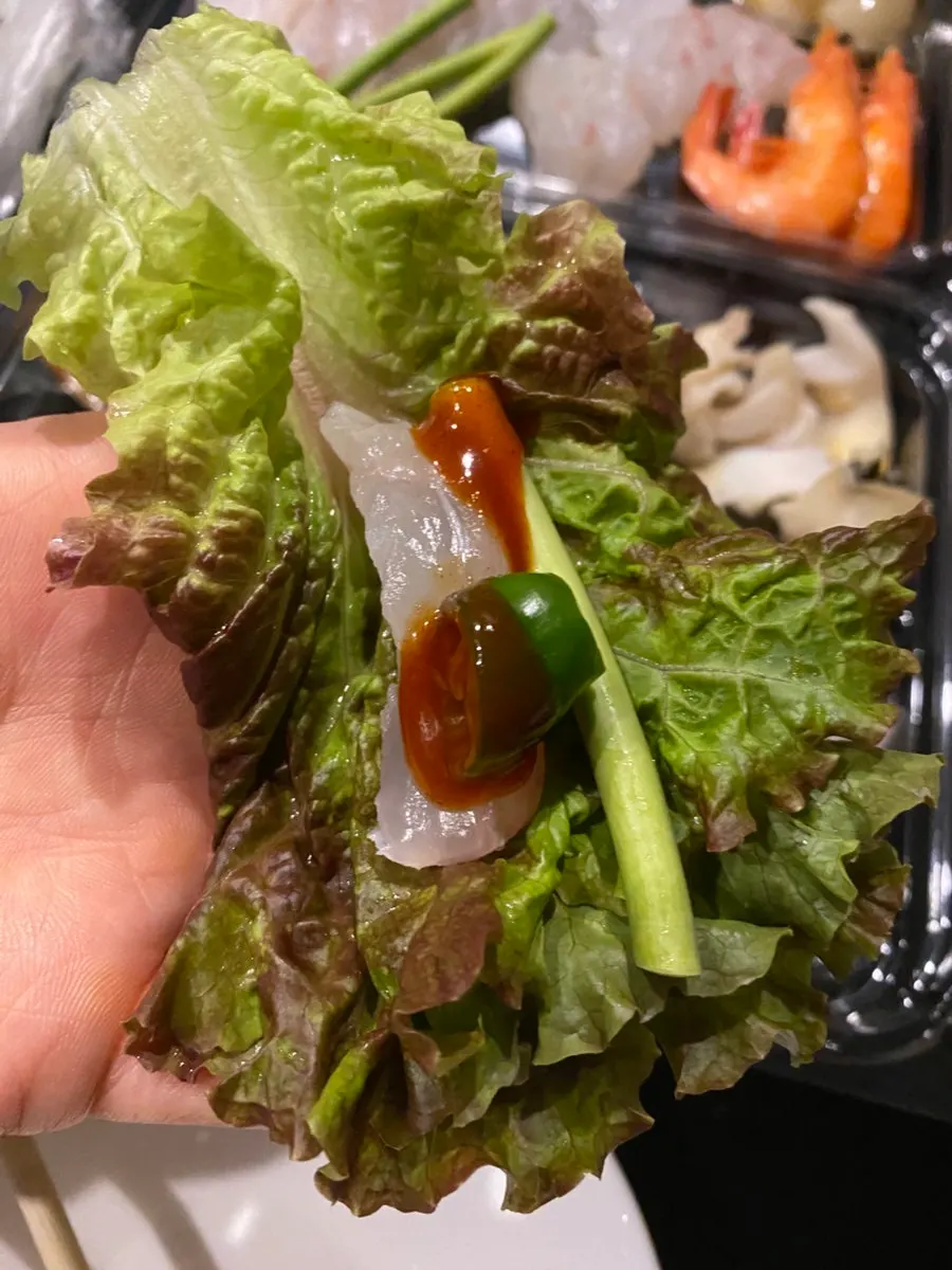 宿泊先で分け合って食べたオシルジャンの持ち帰りモドゥム刺身