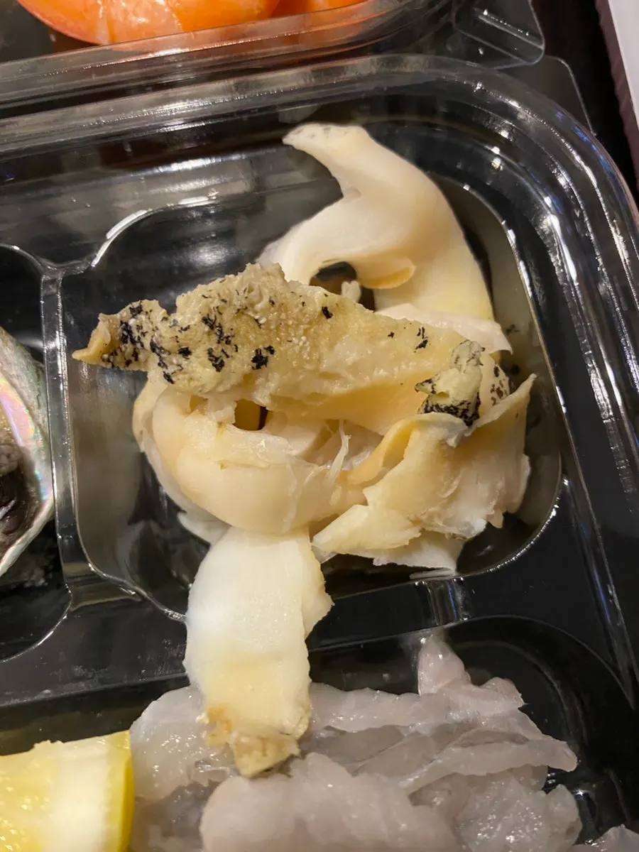 モドゥム刺身に含まれていたきれいに下処理されたアワビ
