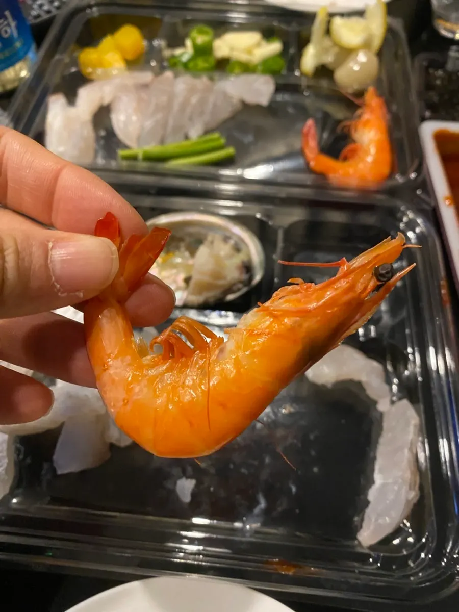 宿泊先でモドゥム刺身と一緒に楽しんだ持ち帰り海鮮