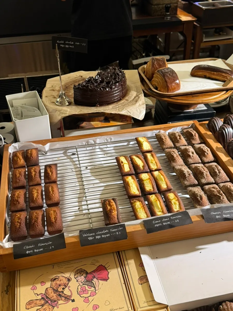 Eojil In's handmade dessert display case