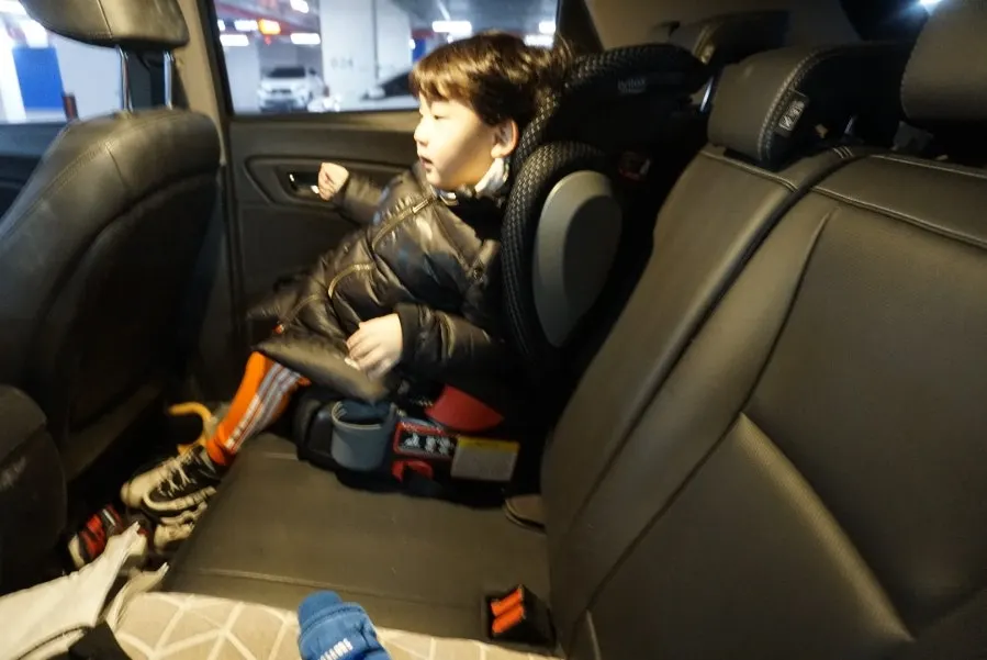 연결 상태를 살펴본 차량용 안전벨트클립