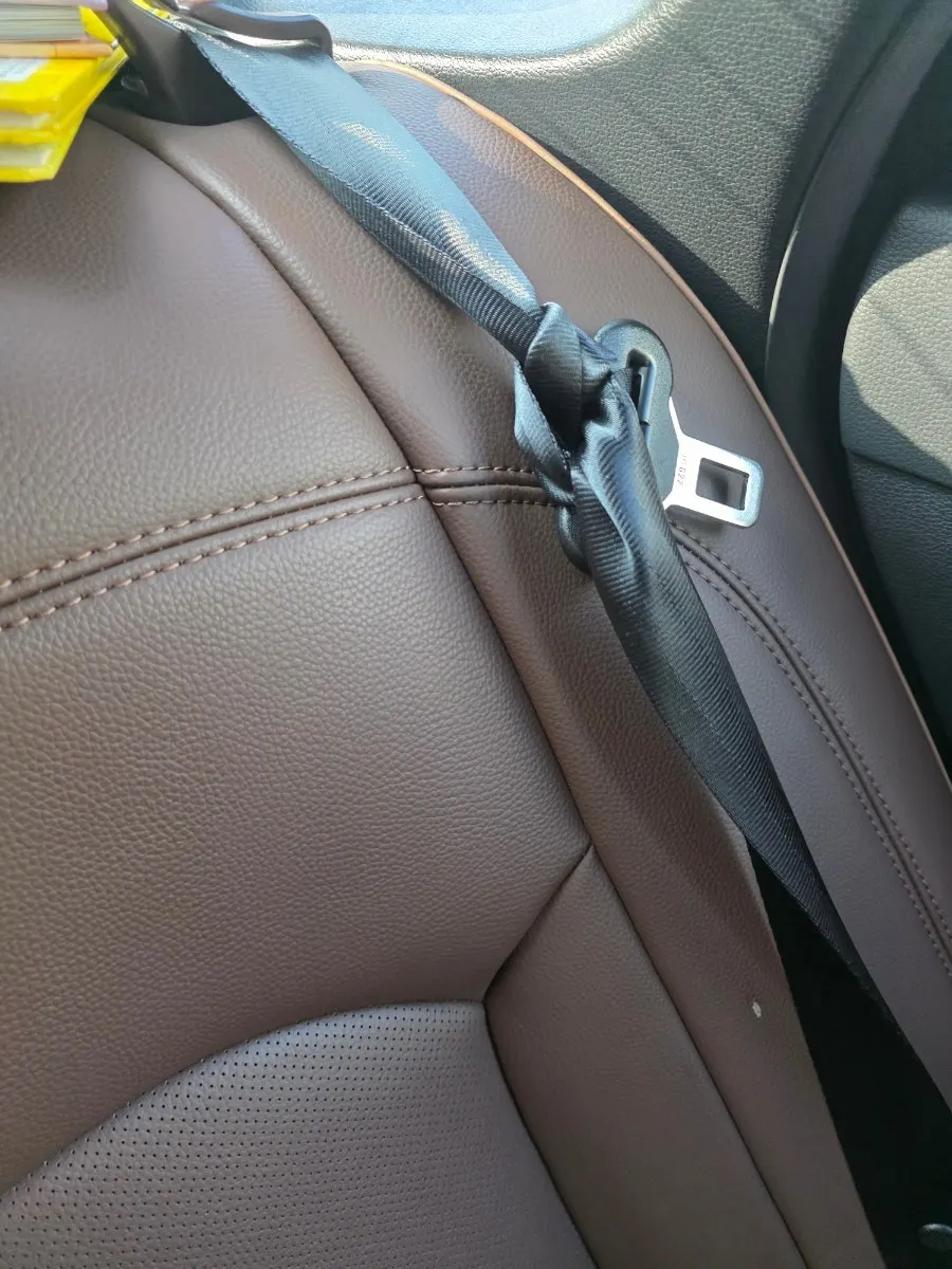 Car seat belt and connection point