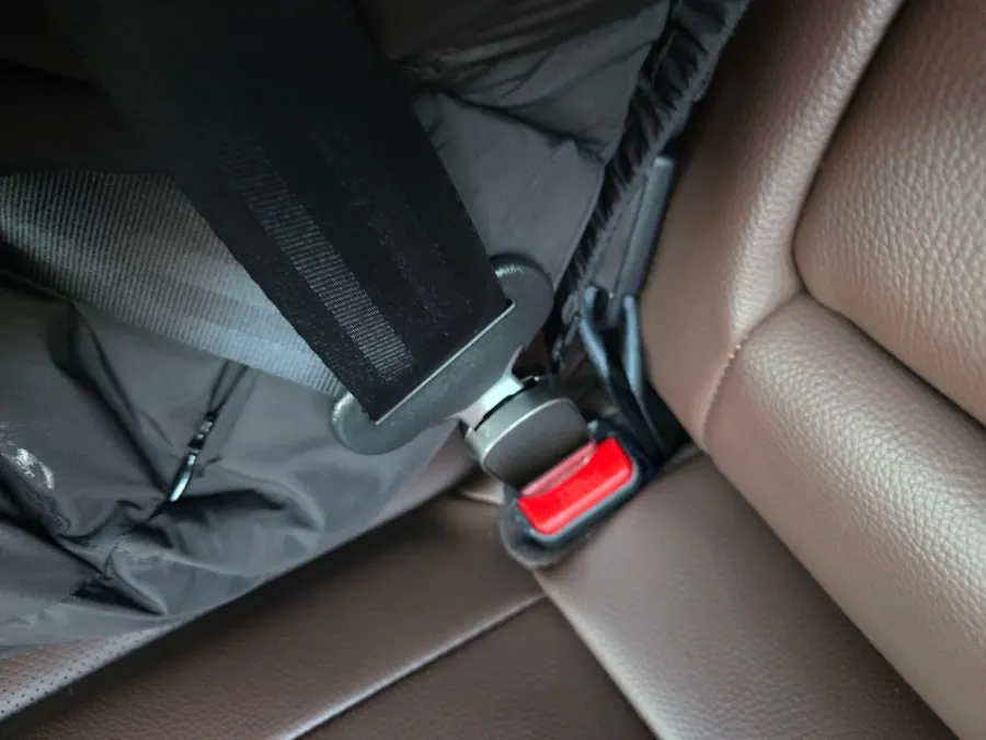 Connection shape of the car belt extender clip