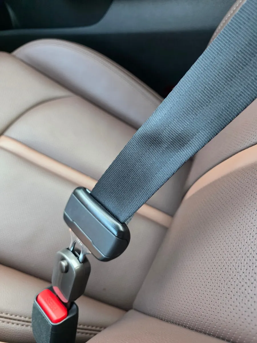 Car seat belt and extender clip connection
