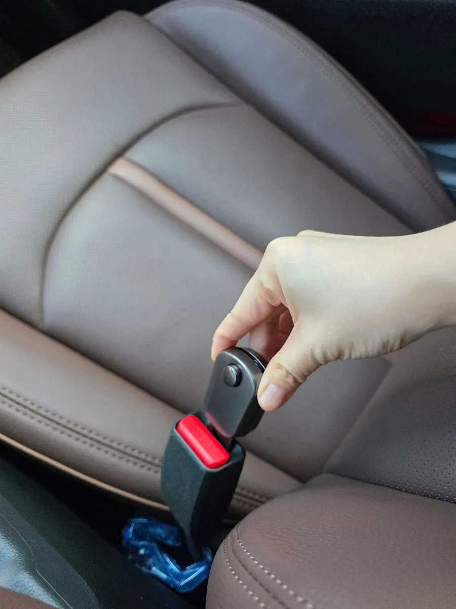 Seat belt extender clip used in the passenger seat