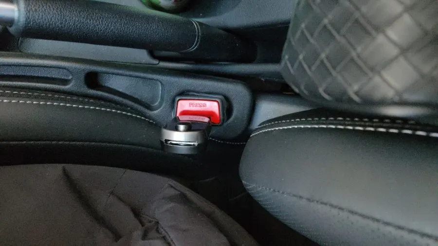 Connection between the car buckle and extender clip