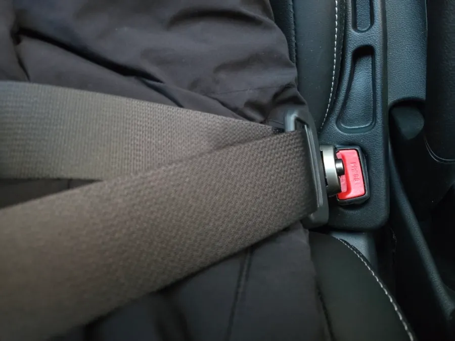 Seat belt connection while wearing a long puffer coat