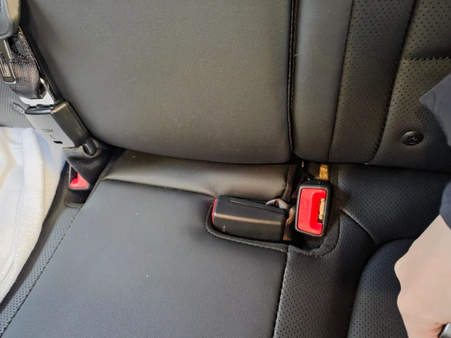 Seat belt extender clip connection pulled by hand