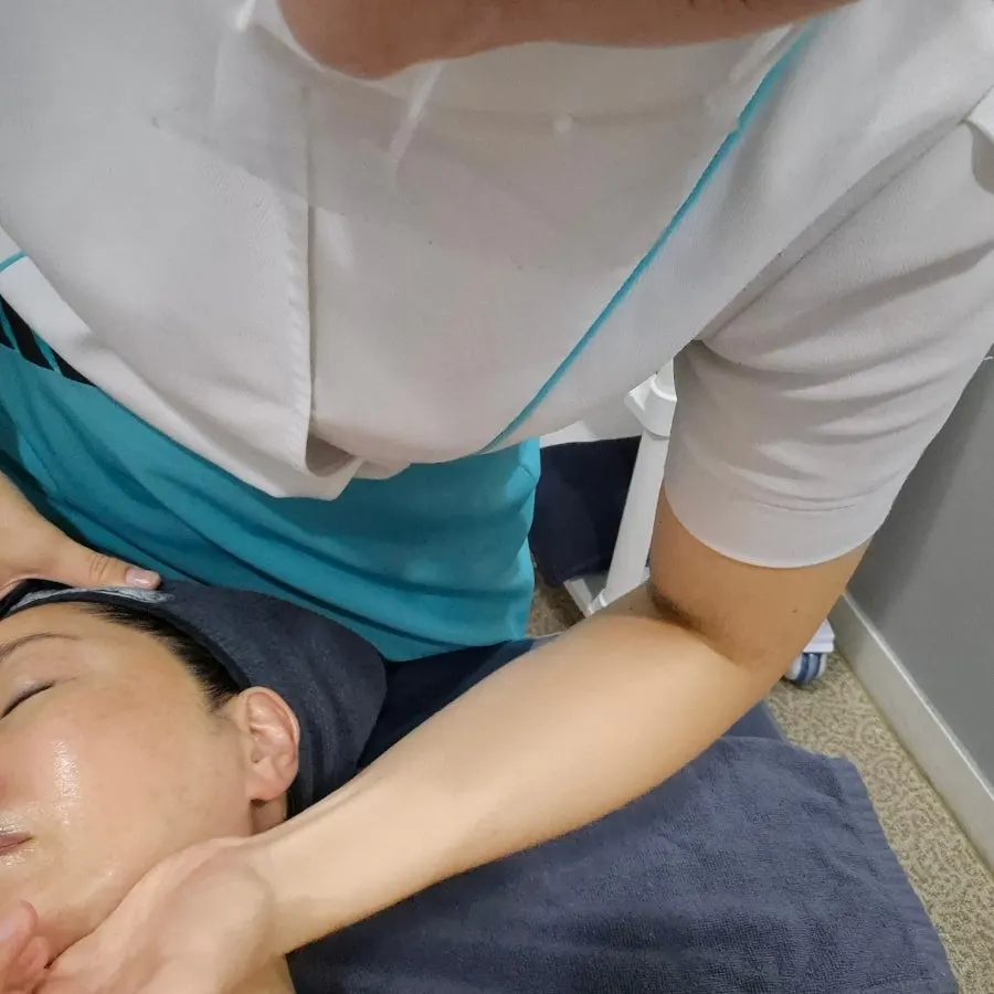 Hand-massage contouring on jawline and cheekbone area