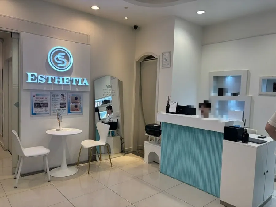 Display area with before-and-after plaster busts from contouring treatments