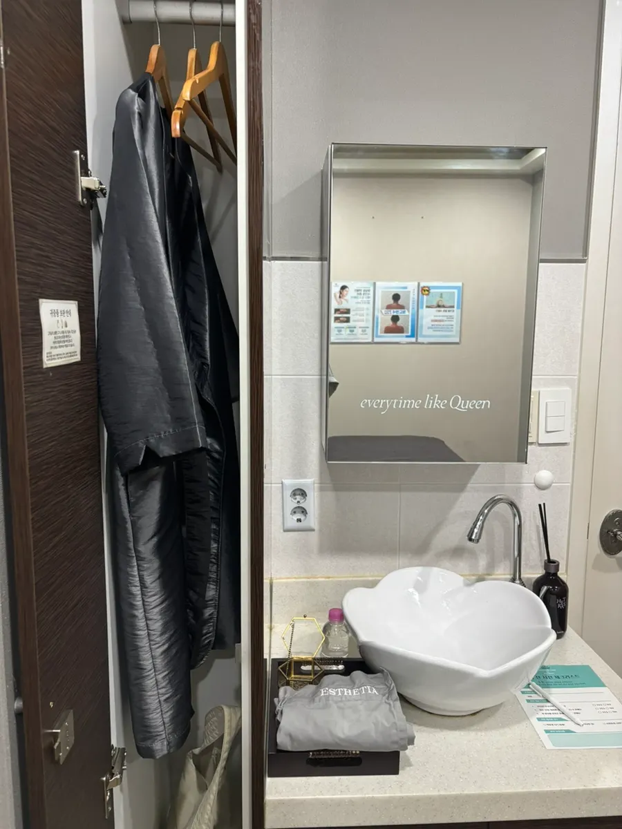 Sink and clothing lockers inside the private room