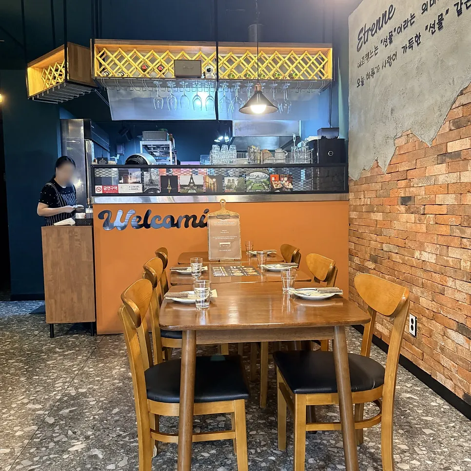 Interior of Etrenne Jukjeon Branch showing the counter and tables