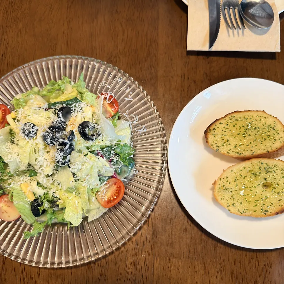 Salad and baguette served before the main dishes