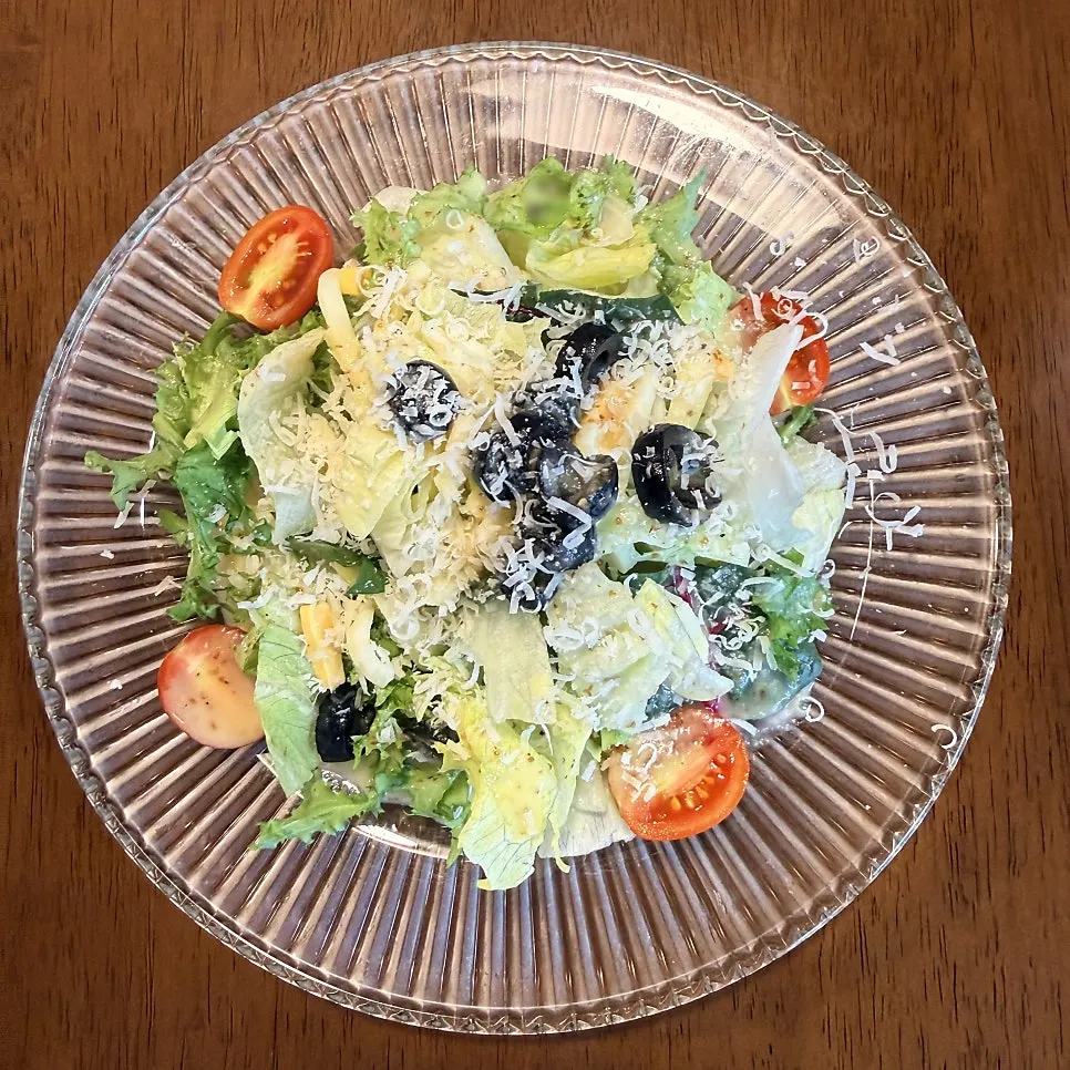 Salad with olives and cherry tomatoes