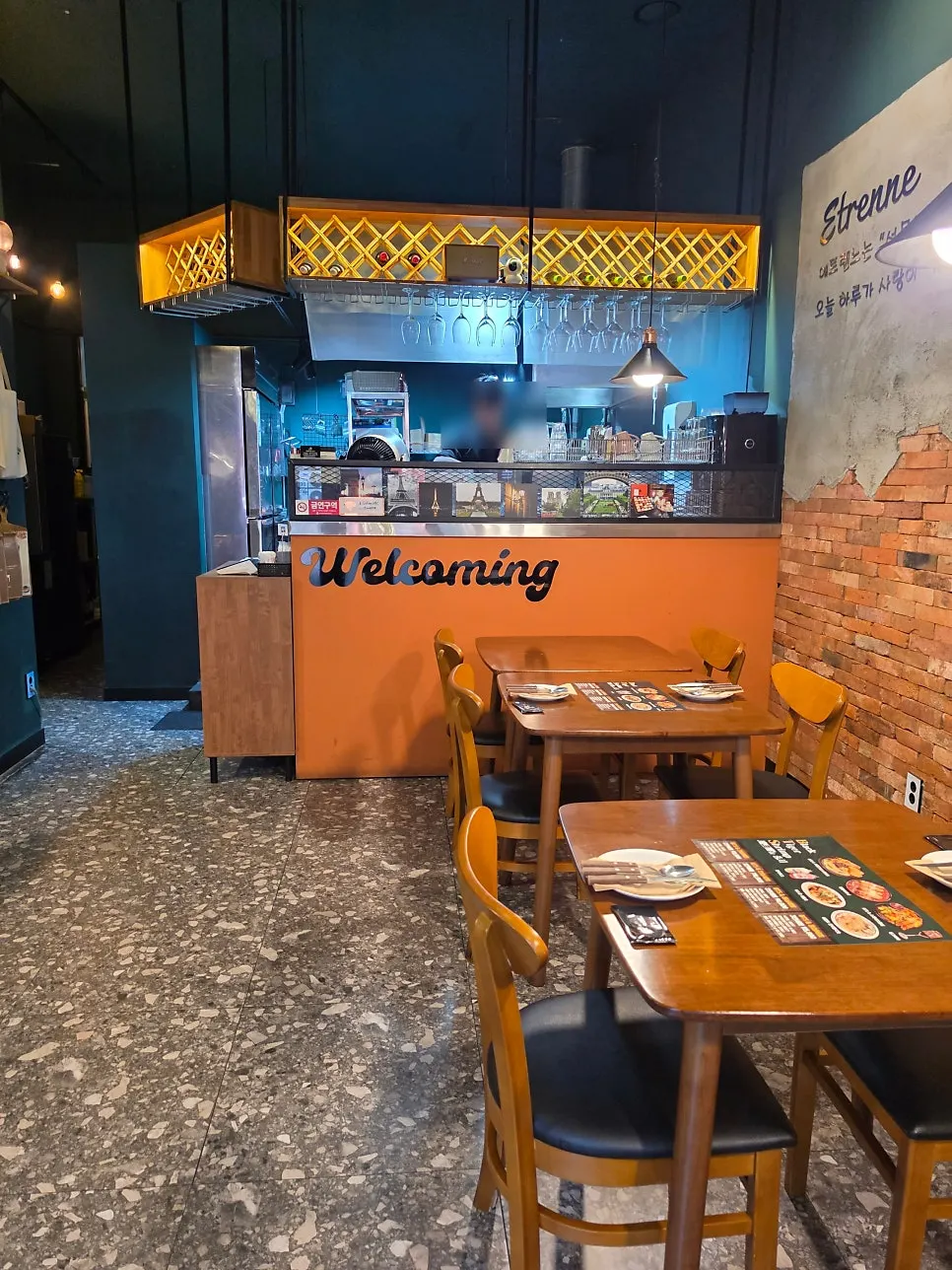 에트렌느 죽전점 은은한 조명의 내부