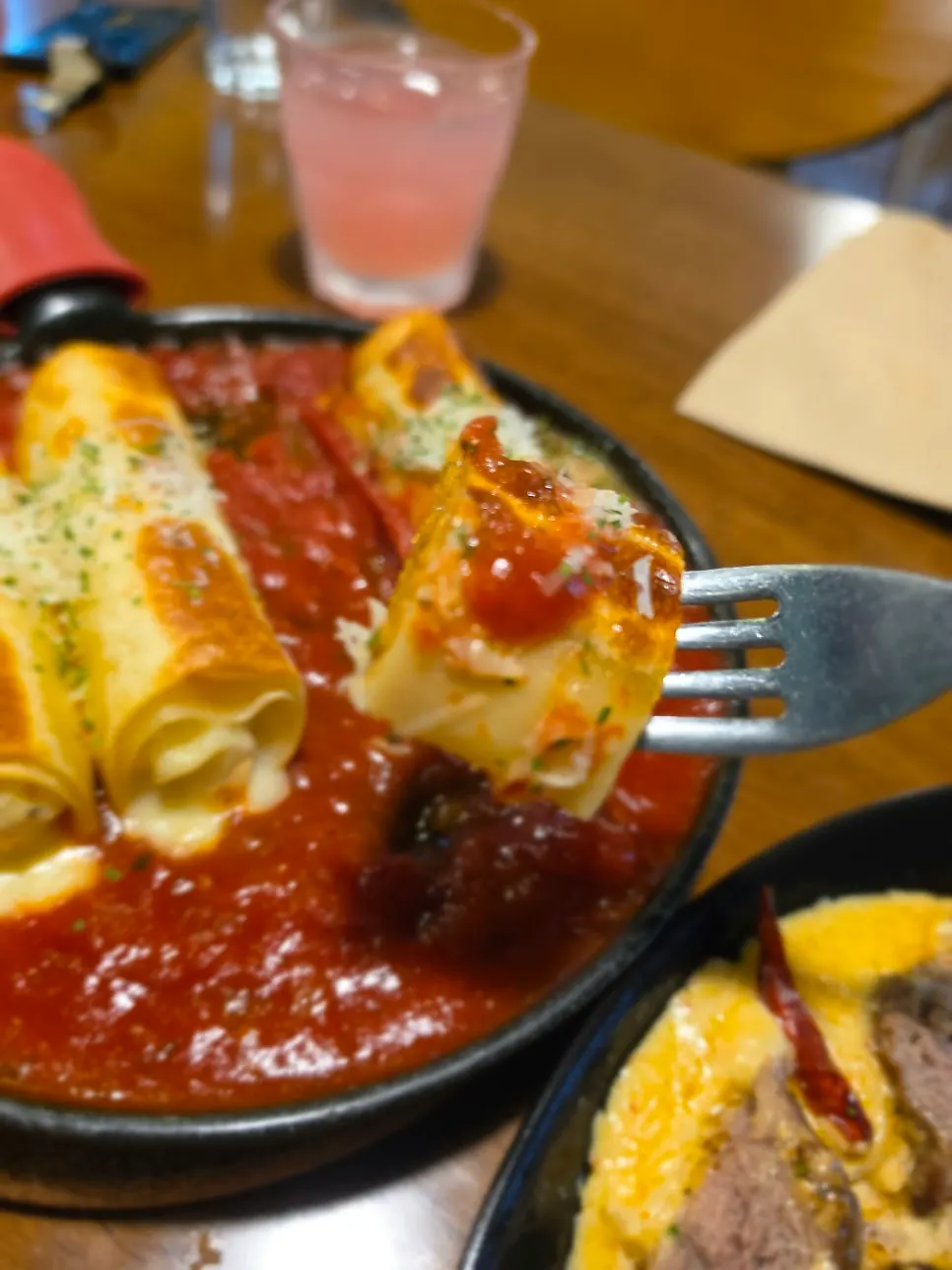 두 가지 맛으로 구성된 반반 라자냐