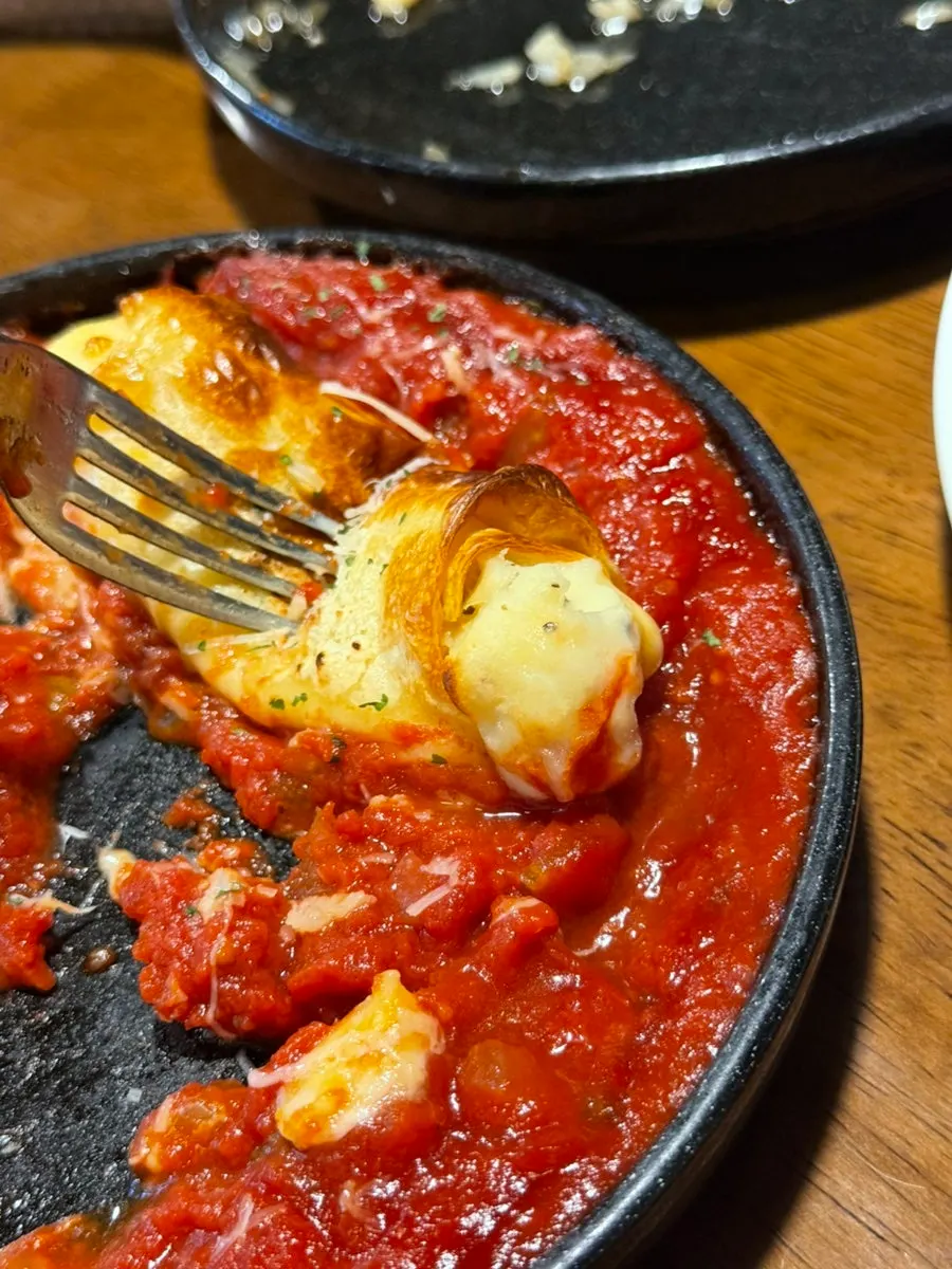 토마토소스와 고기 속이 보이는 라자냐