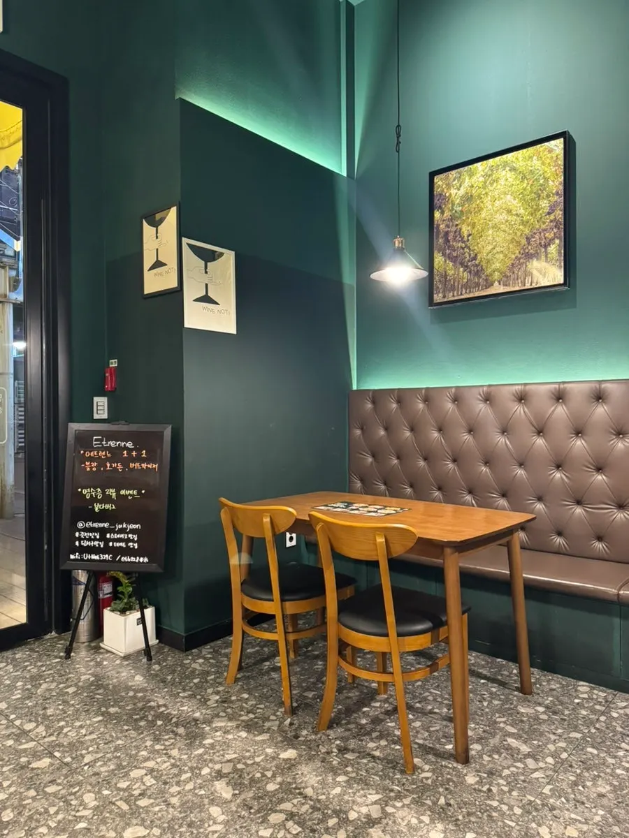 Quiet interior atmosphere of the restaurant
