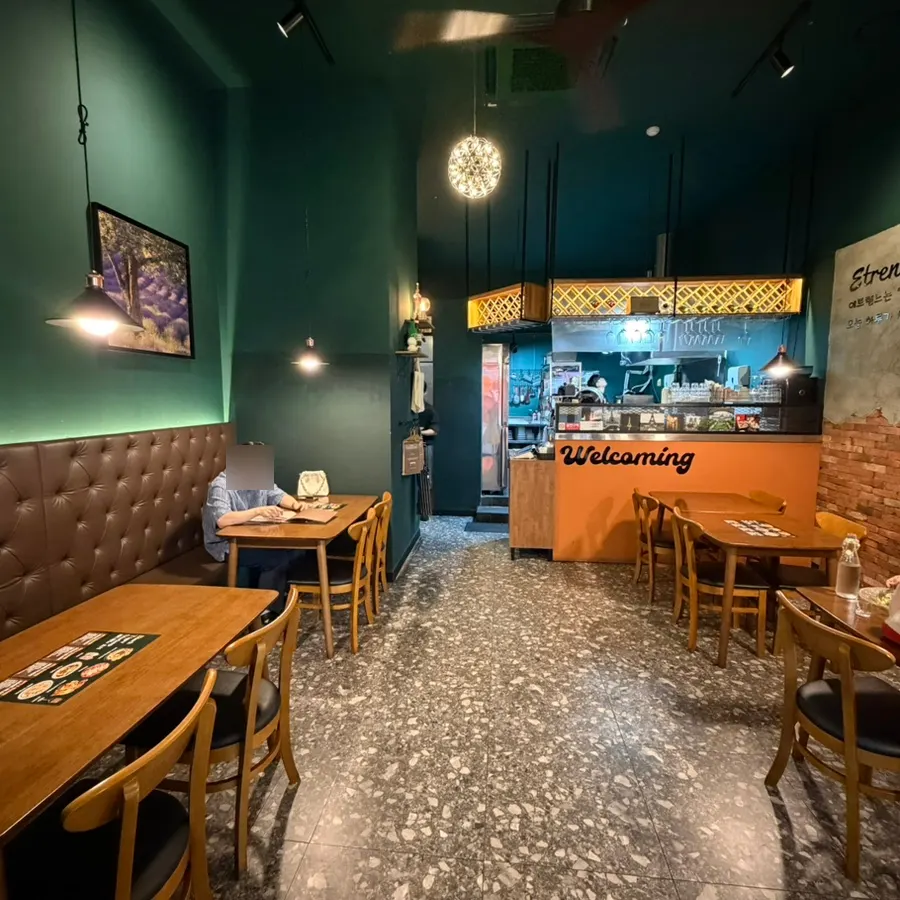 Table seating inside Etrenne Jukjeon Branch