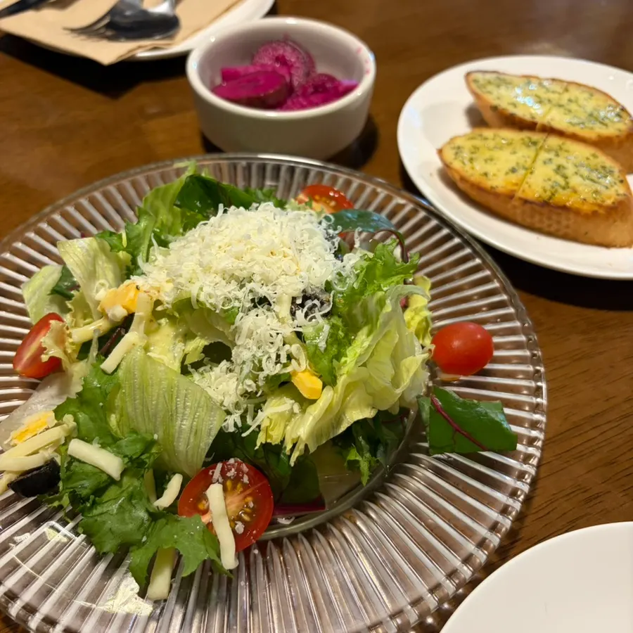 Pre-meal salad topped with fresh vegetables and cheese