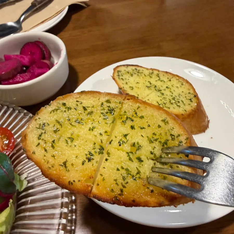 Pre-meal garlic bread at Etrenne Jukjeon Branch