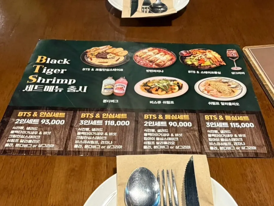 간격이 넉넉한 홀 테이블 전경