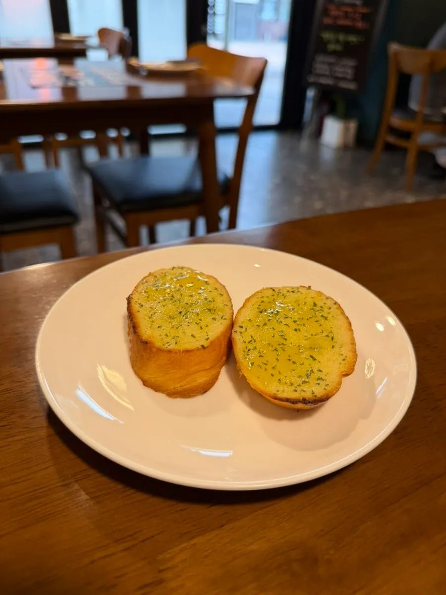노릇하게 구워진 마늘빵