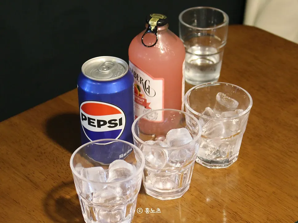 Table spread of the Etrenne Signature Set