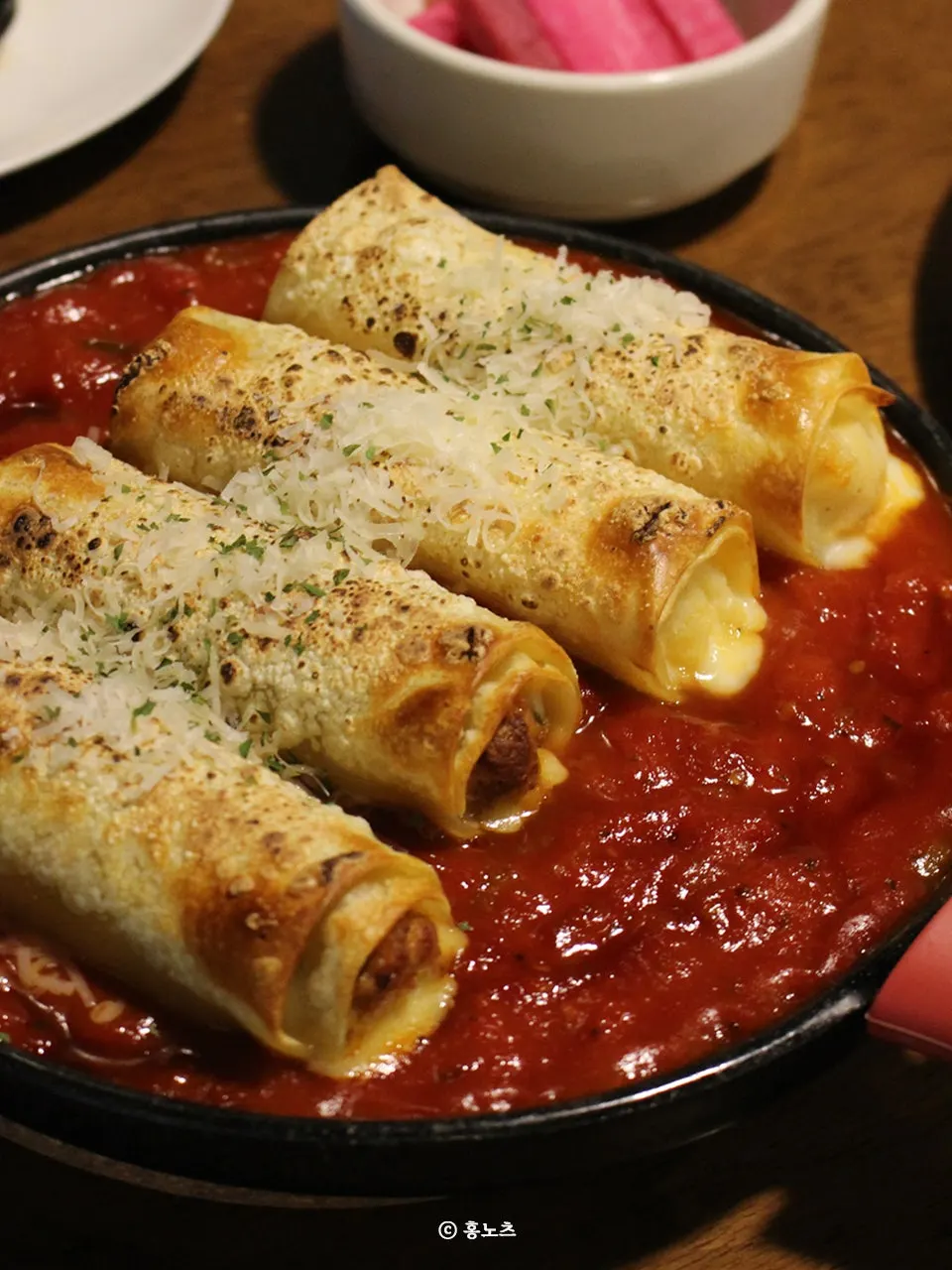 Warm garlic bread with garlic sauce