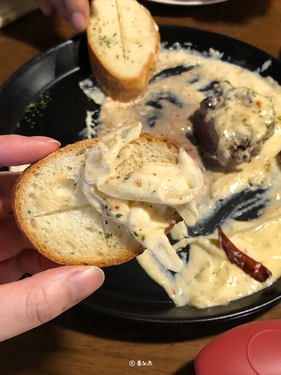 Cream tenderloin steak with spicy cream sauce