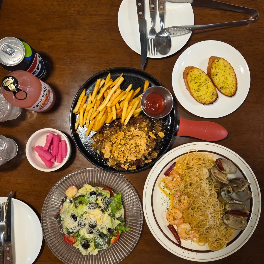 Full spread of the sirloin steak set
