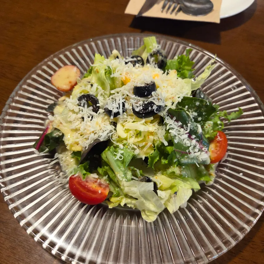 Set salad topped with cheese