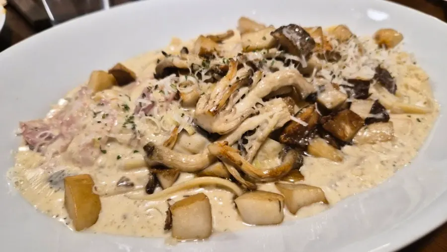 Mushroom cream pasta at Etrenne Jukjeon Branch