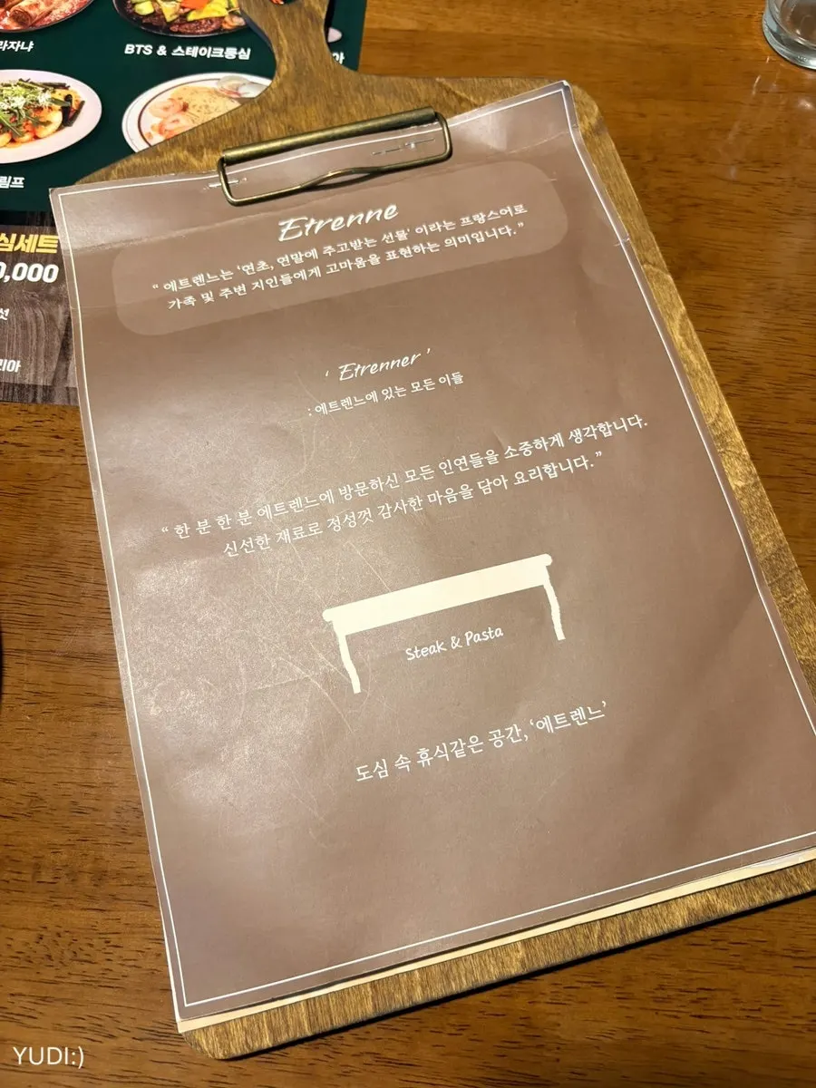 파스타 메뉴가 적힌 메뉴판