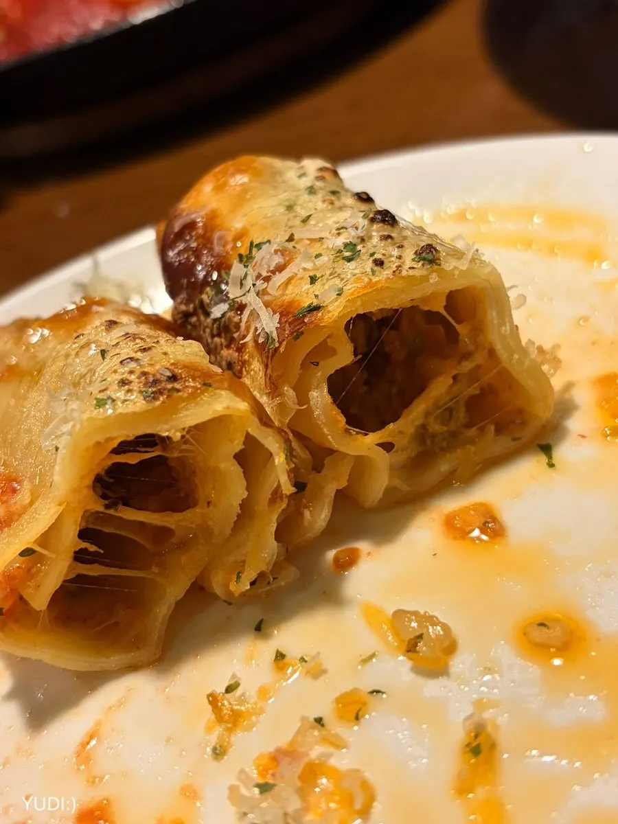 층층이 쌓인 라자냐 단면
