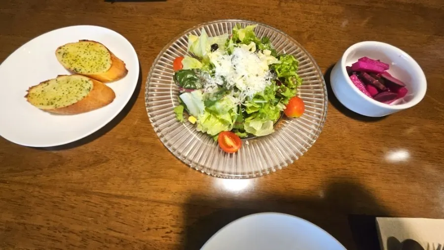 세팅된 테이블과 식전 준비 모습