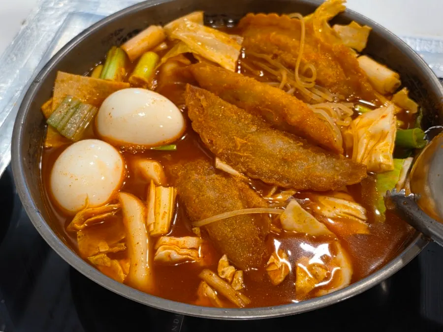 테이블에서 끓고 있는 즉석떡볶이