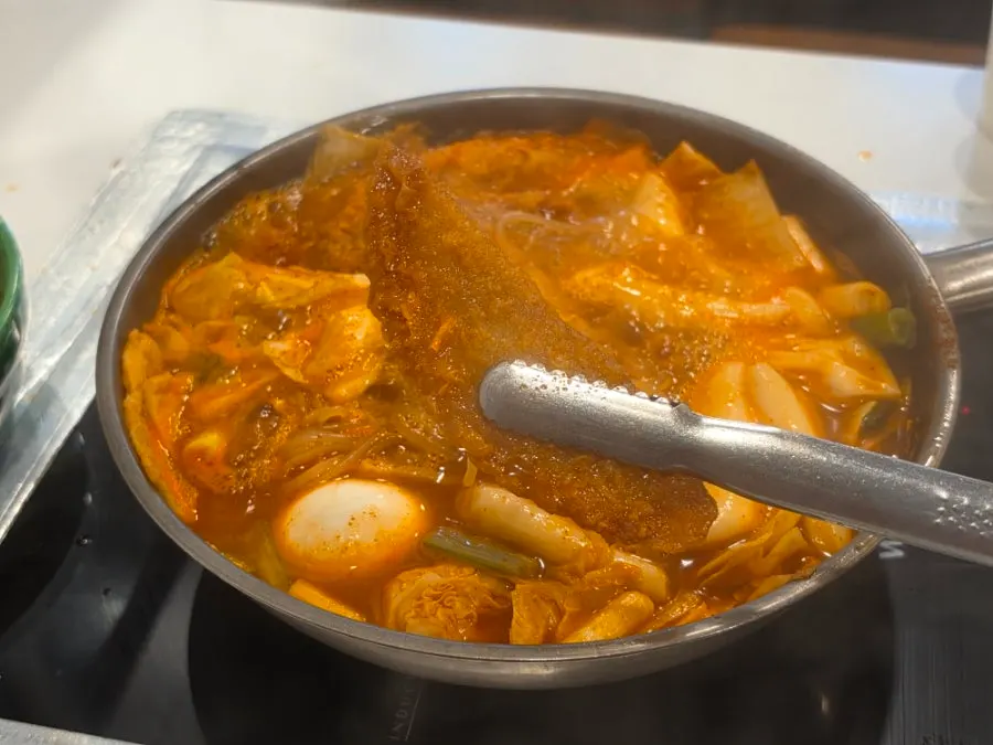 오뎅과 함께 놓인 즉석떡볶이 상차림
