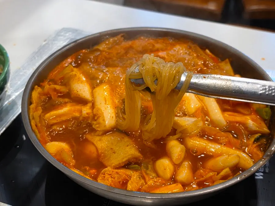 양념이 밴 떡을 건져 올린 모습