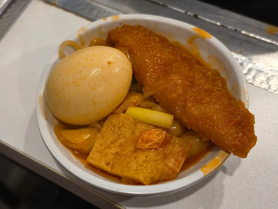 진해진 국물의 즉석떡볶이 냄비