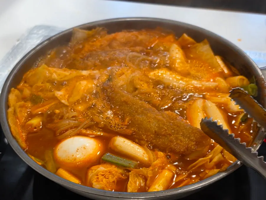 마무리 단계의 현선이네 청계즉석점 즉석떡볶이